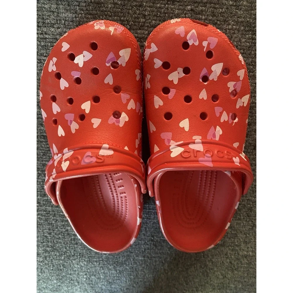 Crocs Classic Valentine's Day Red Heart Slip-on Clogs Big Kids Girls Size J3